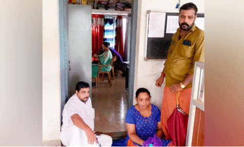 കുടുംബം കുത്തിയിരുന്നു; ഇരുട്ടുമാറി വെളിച്ചം വന്നു