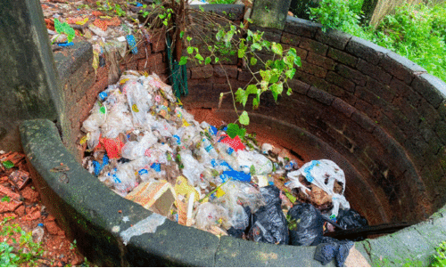 മാലിന്യം തള്ളാൻ ഇവിടെയുണ്ടൊരു കിണർ