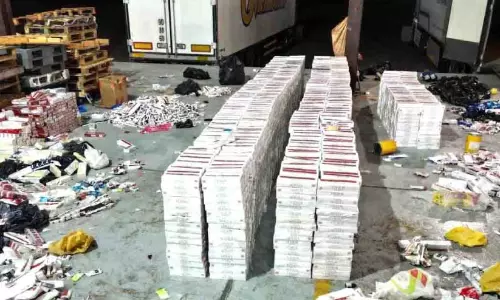 അനധികൃതമായി കടത്താൻ ശ്രമിച്ച പുകയില വസ്തുക്കൾ പിടികൂടി അനധികൃതമായി കടത്താൻ ശ്രമിച്ച പുകയില വസ്തുക്കൾ പിടികൂടി