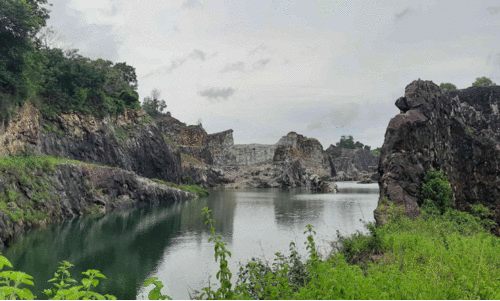 The water level rose in the dug rock pit