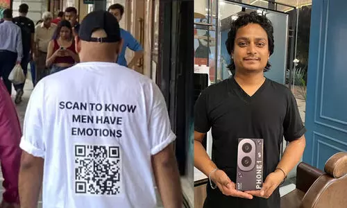 ഇനി ക്യു.ആർ കോഡ് സ്കാൻ ചെയ്യേണ്ട; ആ ബാർബർക്ക് സമ്മാനമായി ഫോൺ എത്തിയിട്ടുണ്ട്