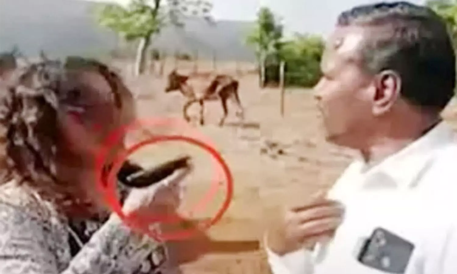 കർഷകരെ ഭീഷണിപ്പെടുത്തിയ പൂജ ഖേദ്കറിന്റെ മാതാവിന്റെ പിസ്റ്റൾ പൊലീസ് പിടിച്ചെടുത്തു