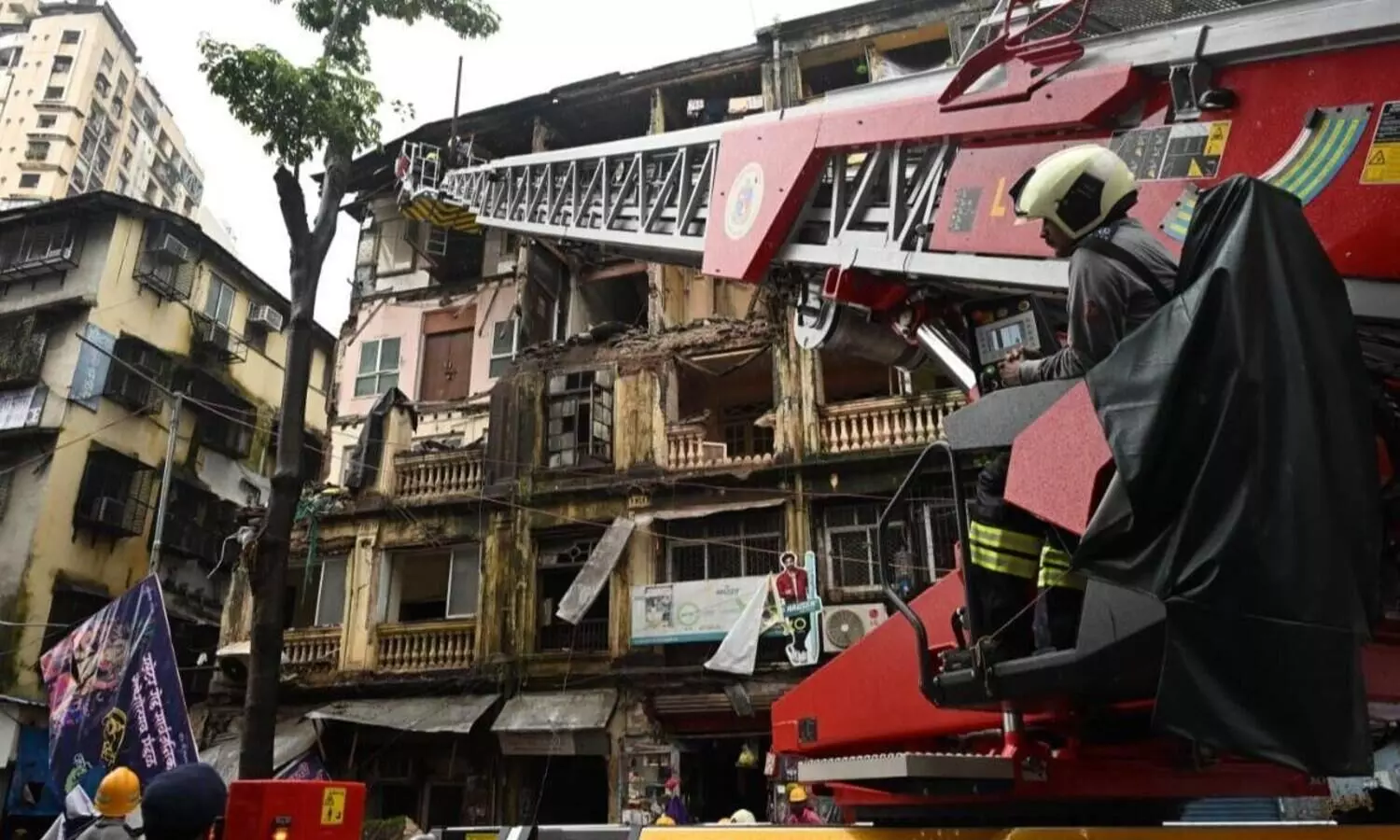 മുംബൈയിൽ കെട്ടിടത്തിൻ്റെ ബാൽക്കണി തകർന്ന് ഒരു മരണം; നാല് പേർക്ക് പരിക്ക്