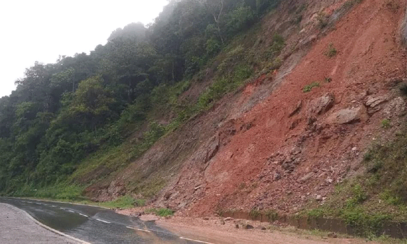 കുടകിൽ സംപാജെ ചുരത്തിൽ രാത്രി യാത്രക്ക് നിരോധനം കുടകിൽ സംപാജെ ചുരത്തിൽ രാത്രി യാത്രക്ക് നിരോധനം