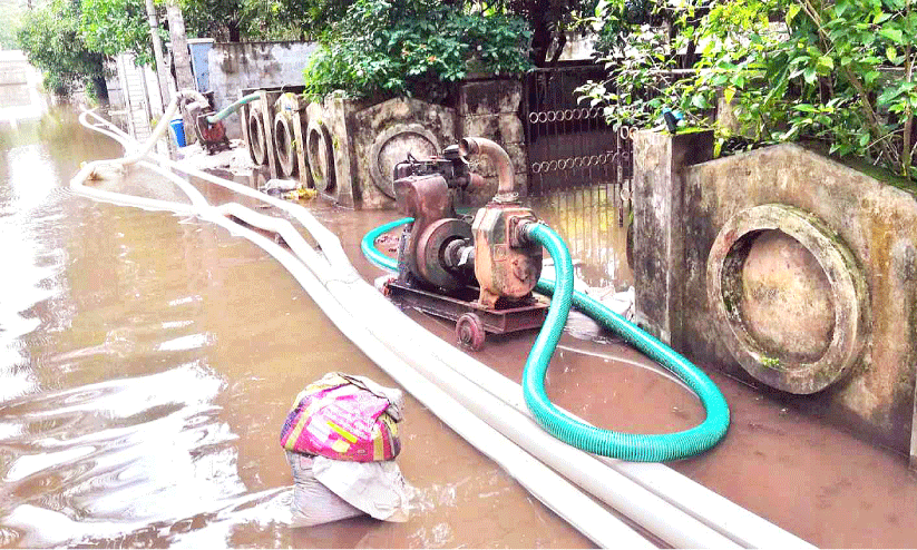 ഒഴിയാതെ മഴ ദുരിതം ഒഴിയാതെ മഴ ദുരിതം