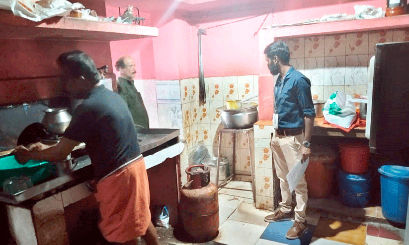 ‘ഓപറേഷൻ ലൈഫ്’: പ്രവർത്തനം നിർത്താൻ 11 സ്ഥാപനങ്ങൾക്ക് നോട്ടീസ് ‘ഓപറേഷൻ ലൈഫ്’: പ്രവർത്തനം നിർത്താൻ 11 സ്ഥാപനങ്ങൾക്ക് നോട്ടീസ്