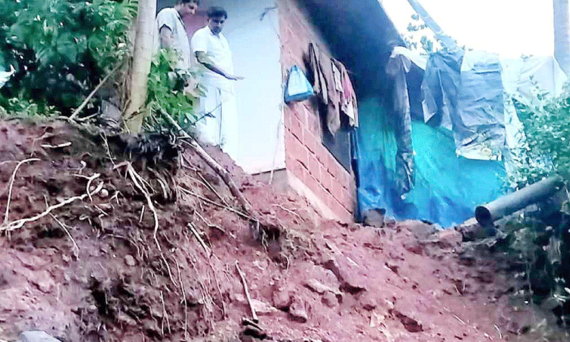 മ​ഴ​ക്കെ​ടു​തി​യി​ൽ ത​ക​ർ​ന്ന ഇ​ല്ല​ത്തു​പ​ടി​ക്ക​ൽ സു​ബ്ര​ഹ്മ​ണ്യ​ന്റെ വീ​ട് പ​ഞ്ചാ​യ​ത്ത് പ്ര​സി​ഡ​ന്റ് ഷം​സു പു​തു​മ​യും വാ​ർ​ഡം​ഗം മു​സ്ത​ഫ ക​ള​ത്തി​ങ്ങ​ലും സ​ന്ദ​ർ​ശി​ക്കു​ന്നു