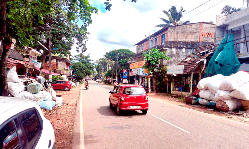 അനധികൃത വ​ഴി​യോ​ര​ക്ക​ച്ച​വ​ട​ം: അപകടങ്ങൾ കൂടുന്നു