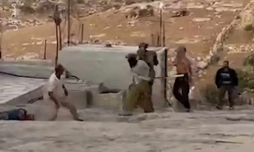 വെസ്റ്റ്ബാങ്കിൽ ഫലസ്തീനി കുടുംബത്തിന് നേരെ അനധികൃത ഇസ്രായേലി കുടിയേറ്റക്കാരുടെ ആക്രമണം -VIDEO