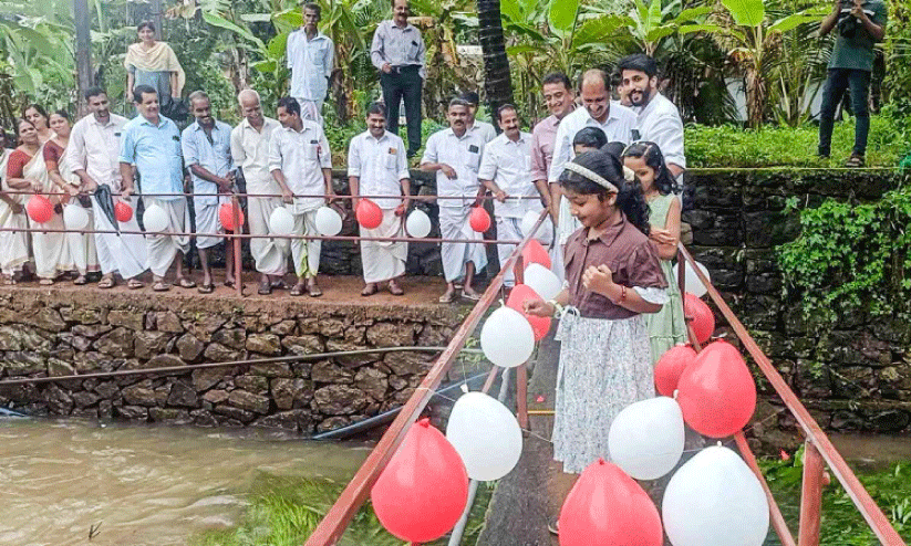 ഈ നടപ്പാലം കടക്കാൻ ഇനി പേടിവേണ്ട... ഈ നടപ്പാലം കടക്കാൻ ഇനി പേടിവേണ്ട...
