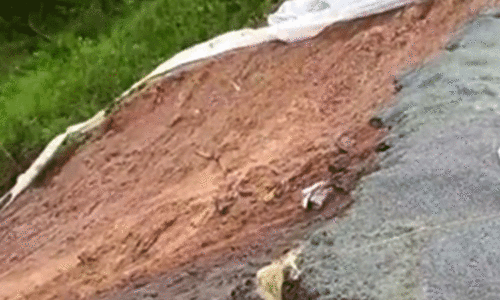 മ​ണ്ണി​ടി​ച്ചി​ൽ; ഷി​ര​ദി ചു​ര​ത്തി​ൽ ഗ​താ​ഗ​തം തി​രി​ച്ചു​വി​ട്ടു