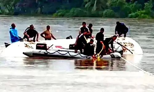 മണ്ണിടിഞ്ഞ് കാണാതായ ടാങ്കർ ലോറി കിട്ടിയത് ഏഴ് കി.മീ അകലെ പുഴയിൽനിന്ന്; തമിഴ്നാട് സ്വദേശികളായ ഡ്രൈവർമാരുടെ മൃതദേഹം കണ്ടെത്തിയത് 40 കി.മീ അകലെ ഗോകർണത്ത്