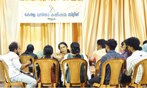 കളിപ്പാട്ടങ്ങളുമായി വന്നിട്ടും കുഞ്ഞിനെ കാണാനാകാതെ മുത്തശ്ശി