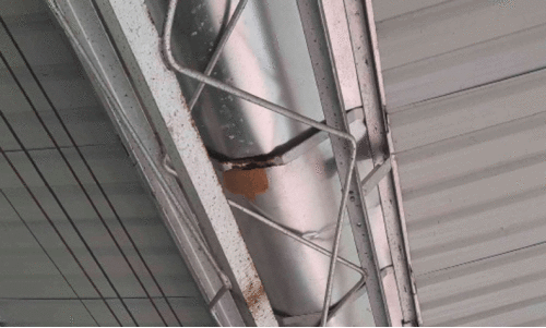 കാത്തിരിപ്പ് കേന്ദ്രത്തിൽ ചോർച്ച;  കൊട്ടാരക്കര റെയിൽവേ സ്റ്റേഷനിൽ യാത്രക്കാർക്ക് ദുരിതം