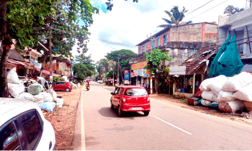അനധികൃത വഴിയോരക്കച്ചവടം: അപകടങ്ങൾ കൂടുന്നു അനധികൃത വഴിയോരക്കച്ചവടം: അപകടങ്ങൾ കൂടുന്നു
