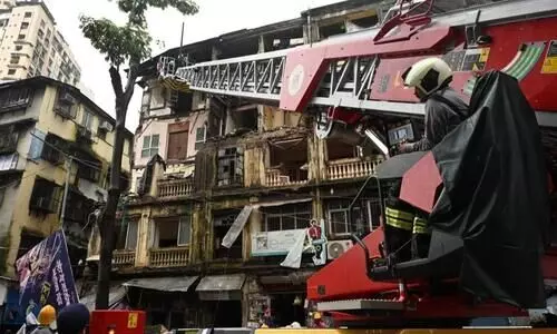 മുംബൈയിൽ കെട്ടിടത്തിൻ്റെ ബാൽക്കണി തകർന്ന് ഒരു മരണം; നാല് പേർക്ക് പരിക്ക്