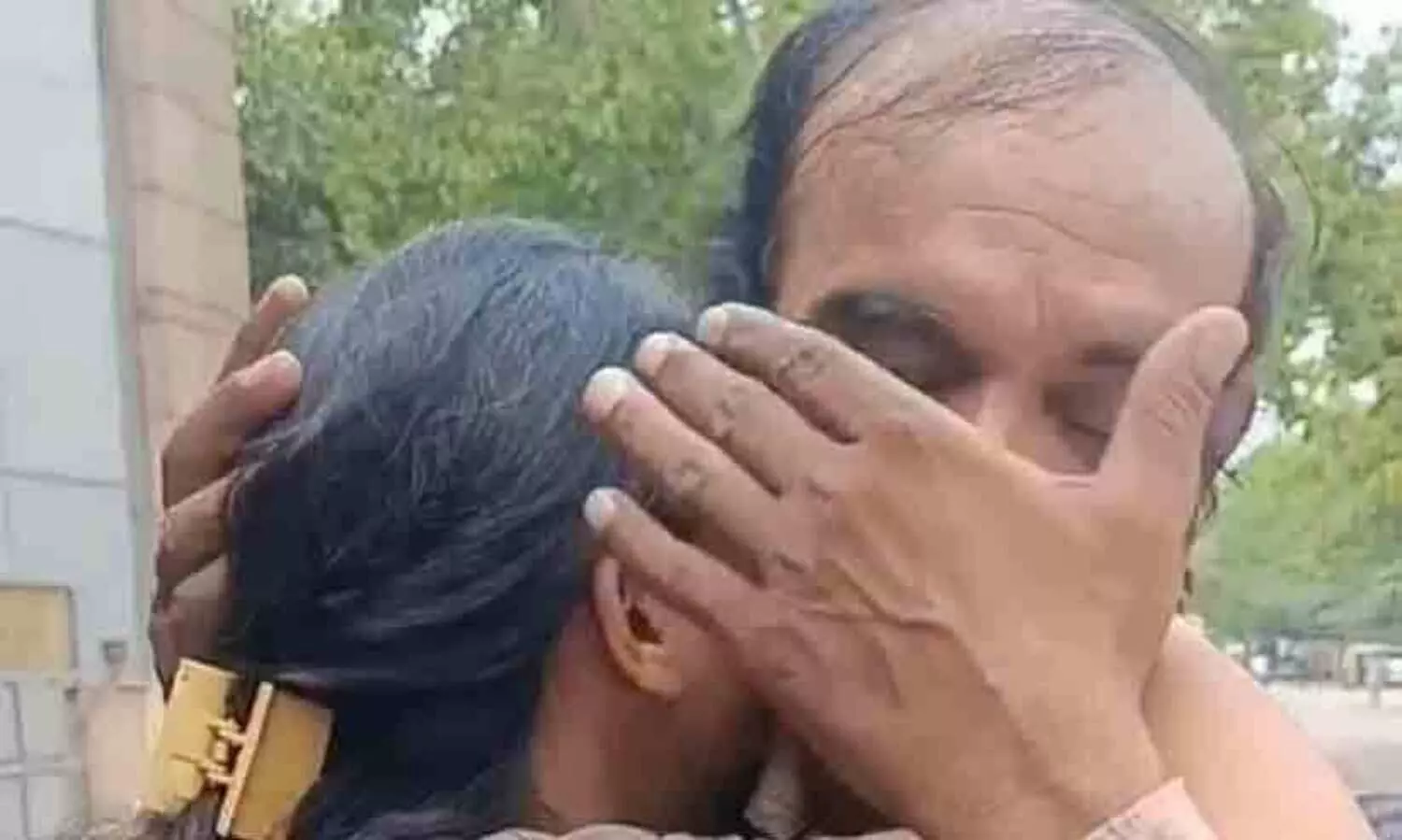 10 വർഷത്തെ പരിശ്രമം; സി.എ നേടി ചായക്കടക്കാരന്റെ മകൾ; ആനന്ദാ​ശ്രു അടക്കാനാകാതെ പിതാവ്