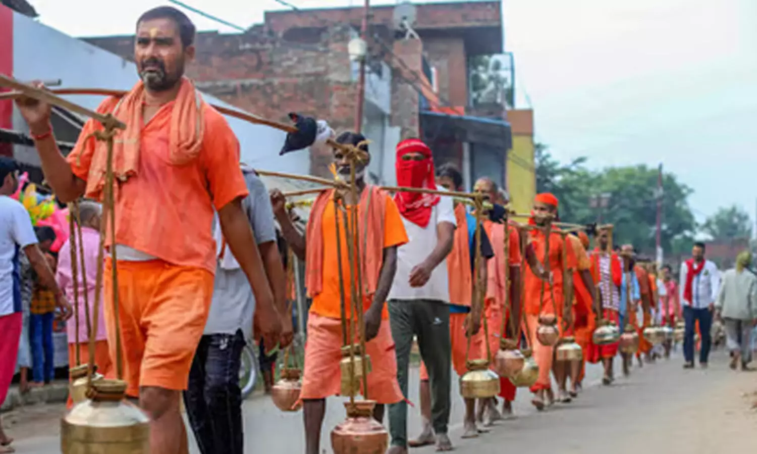 ഭക്ഷണത്തിൽ ഉള്ളി കഷ്ണങ്ങൾ; മുസഫർനഗറിൽ ഹോട്ടൽ തല്ലിത്തകർത്ത് കാവഡ് തീർഥാടകർ