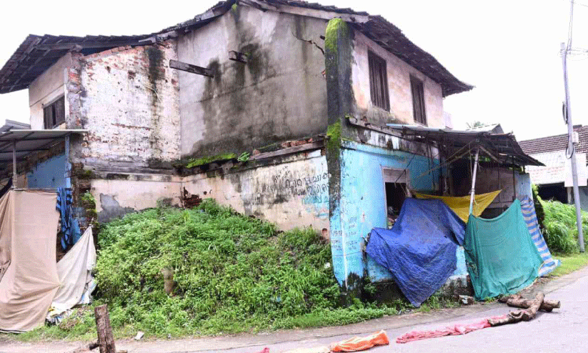 കെട്ടിടം അപകടാവസ്ഥയിൽ; റോഡ് അടച്ചു കെട്ടിടം അപകടാവസ്ഥയിൽ; റോഡ് അടച്ചു