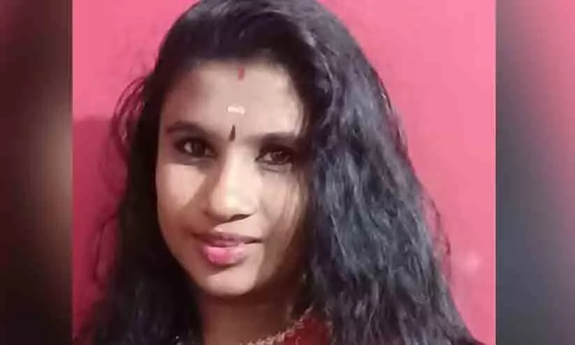 വയറുവേദനക്ക് കുത്തിവെപ്പെടുത്ത യുവതി മരിച്ചു; ഡോക്ടർക്കെതിരെ കേസ് വയറുവേദനക്ക് കുത്തിവെപ്പെടുത്ത യുവതി മരിച്ചു; ഡോക്ടർക്കെതിരെ കേസ്