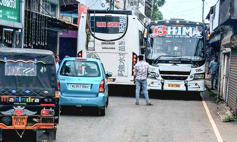 ഗതാഗതക്കുരുക്കിൽ വലഞ്ഞ് നാലമ്പല തീർഥാടകർ ഗതാഗതക്കുരുക്കിൽ വലഞ്ഞ് നാലമ്പല തീർഥാടകർ