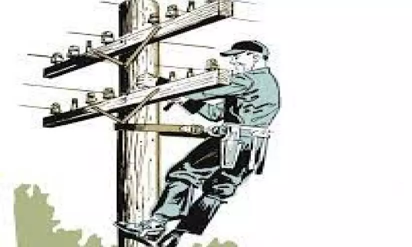 വാർത്താവിനിമയ ബന്ധം നിലച്ചു; മാങ്കുളത്ത് വൈദ്യുതി ഇല്ലാതായിട്ട് അഞ്ചുദിവസം വാർത്താവിനിമയ ബന്ധം നിലച്ചു; മാങ്കുളത്ത് വൈദ്യുതി ഇല്ലാതായിട്ട് അഞ്ചുദിവസം