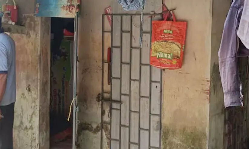 500 രൂപ വാടക വാങ്ങി ഇതരസംസ്ഥാന തൊഴിലാളിയെ താമസിപ്പിച്ചത് പട്ടിക്കൂട്ടിൽ