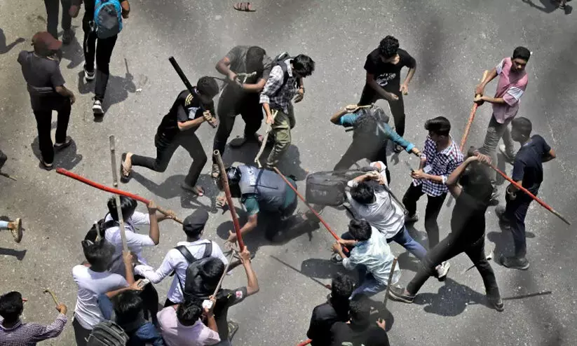 ബംഗ്ലാദേശിനെ പിടിച്ചുകുലുക്കി വിദ്യാർഥി പ്രക്ഷോഭം; സംവരണ ഉത്തരവ് റദ്ദാക്കി സുപ്രീംകോടതി ബംഗ്ലാദേശിനെ പിടിച്ചുകുലുക്കി വിദ്യാർഥി പ്രക്ഷോഭം; സംവരണ ഉത്തരവ് റദ്ദാക്കി സുപ്രീംകോടതി