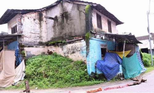 കെട്ടിടം അപകടാവസ്ഥയിൽ; റോഡ് അടച്ചു കെട്ടിടം അപകടാവസ്ഥയിൽ; റോഡ് അടച്ചു