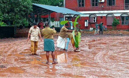 ത​ല​തി​രി​ഞ്ഞ പ​രി​ഷ്കാ​രം; ച​ളി​ക്കു​ള​മാ​യി താൽക്കാലിക ബ​സ്‍സ്റ്റാ​ൻ​ഡ്