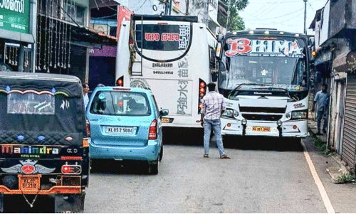 ഗതാഗതക്കുരുക്കിൽ വലഞ്ഞ് നാലമ്പല തീർഥാടകർ ഗതാഗതക്കുരുക്കിൽ വലഞ്ഞ് നാലമ്പല തീർഥാടകർ