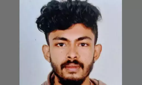 റോഡ് മുറിച്ചുകടക്കുന്നതിനിടെ ബൈക്കിടിച്ചുവീണ യുവാവ് ആംബുലൻസ് കയറിയിറങ്ങി മരിച്ചു റോഡ് മുറിച്ചുകടക്കുന്നതിനിടെ ബൈക്കിടിച്ചുവീണ യുവാവ് ആംബുലൻസ് കയറിയിറങ്ങി മരിച്ചു