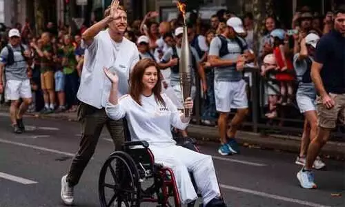 ഇസ്രായേലി ആക്രമണത്തിൽ പരിക്കേറ്റ മാധ്യമപ്രവർത്തകർ ഒളിമ്പിക്സ് ദീപശിഖ പ്രയാണത്തിൽ