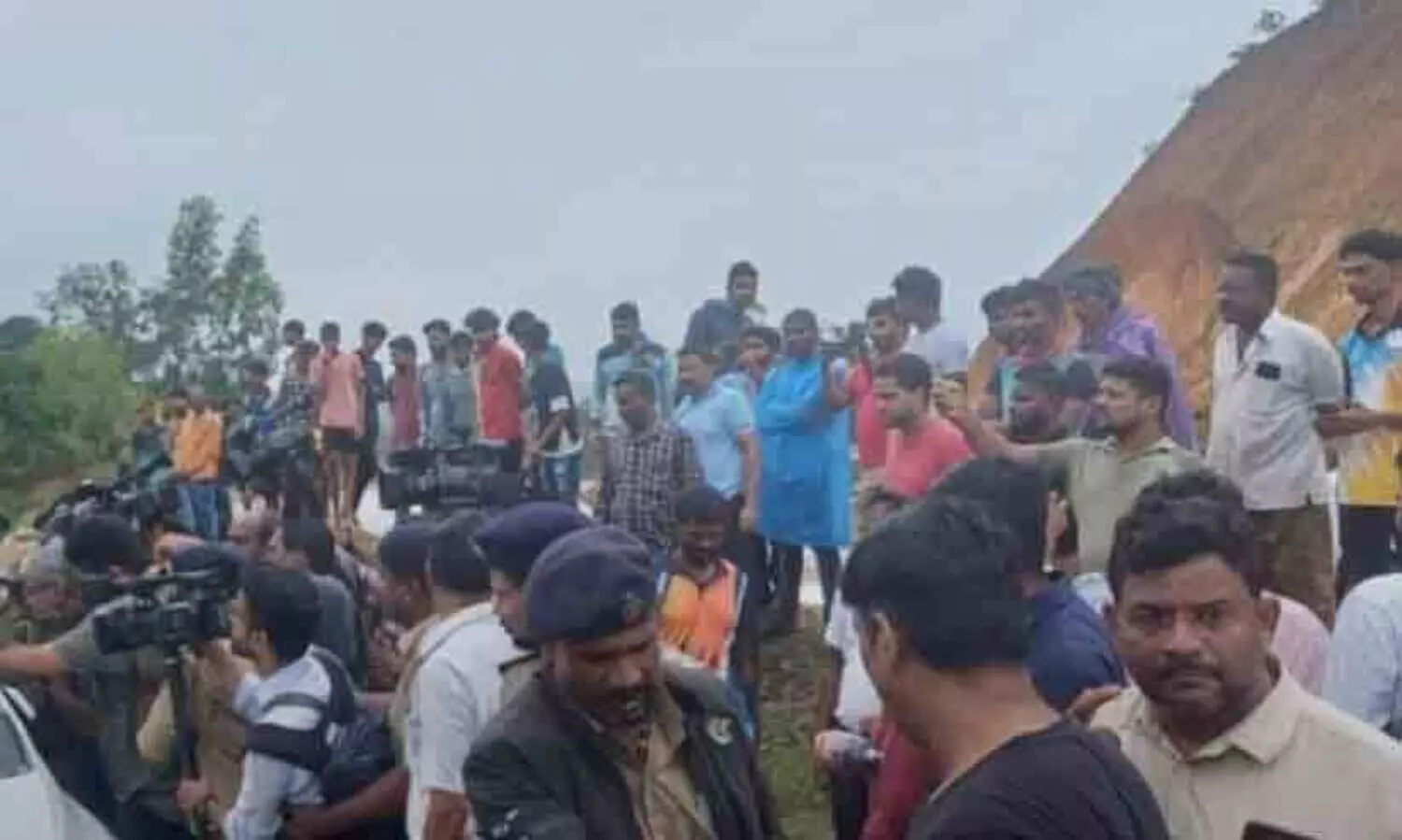 മലയാളി രക്ഷാപ്രവർത്തകർ തിരിച്ചുപോകണം; അരമണിക്കൂറിനകം മടങ്ങിയില്ലെങ്കിൽ ലാത്തി വീശുമെന്ന് കർണാടക പൊലീസ്