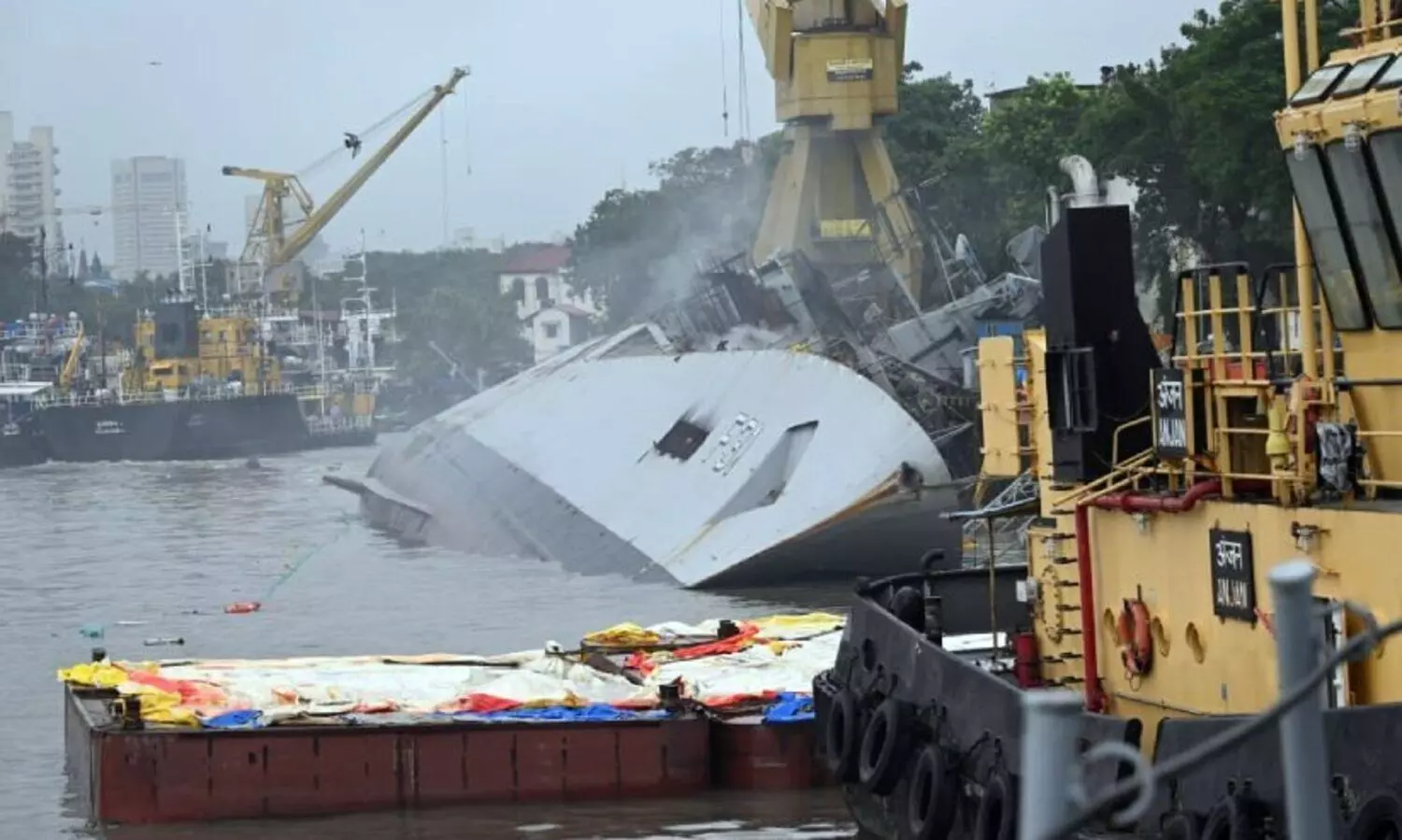 ഐ.എൻ.എസ് ബ്രഹ്മപുത്രക്ക് തീപിടിത്തം; നാവികനെ കാണാതായി