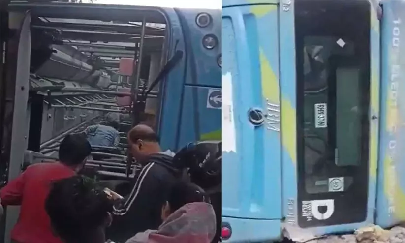 ഡൽഹിയിൽ ഇലക്ട്രിക് ബസ് മെട്രോ തൂണിൽ ഇടിച്ച് യുവതി മരിച്ചു; 23 പേർക്ക് പരിക്കേറ്റു ഡൽഹിയിൽ ഇലക്ട്രിക് ബസ് മെട്രോ തൂണിൽ ഇടിച്ച് യുവതി മരിച്ചു; 23 പേർക്ക് പരിക്കേറ്റു