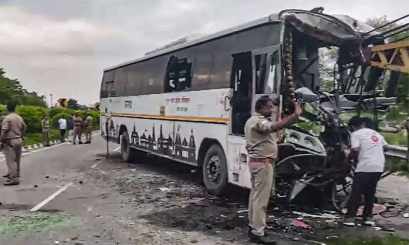 ഡൽഹി-ബറേലി ഹൈവേയിൽ ബസ് കൂട്ടിയിടിച്ച് 3 മരണം, 49 പേർക്ക് പരുക്ക് ഡൽഹി-ബറേലി ഹൈവേയിൽ ബസ് കൂട്ടിയിടിച്ച് 3 മരണം, 49 പേർക്ക് പരുക്ക്