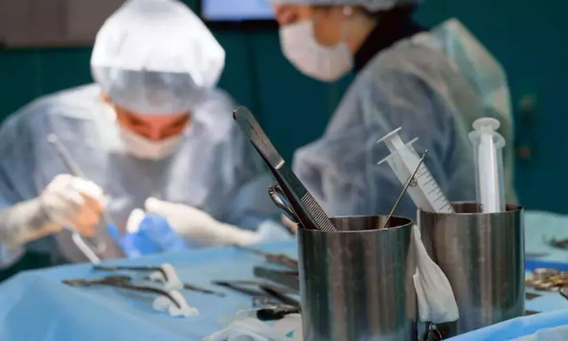 ശസ്ത്രക്രിയക്കിടെ സൂചി ശരീരത്തിനുള്ളിൽ വെച്ചു; 20 വർഷം മുമ്പത്തെ കേസിൽ യുവതിക്ക് അഞ്ച് ലക്ഷംരൂപ നഷ്ടപരിഹാരം ശസ്ത്രക്രിയക്കിടെ സൂചി ശരീരത്തിനുള്ളിൽ വെച്ചു; 20 വർഷം മുമ്പത്തെ കേസിൽ യുവതിക്ക് അഞ്ച് ലക്ഷംരൂപ നഷ്ടപരിഹാരം