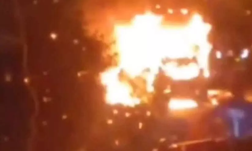 കുമളിയിൽ ഓടിക്കൊണ്ടിരുന്ന കാറിന് തീപിടിച്ച് ഒരാൾ മരിച്ചു കുമളിയിൽ ഓടിക്കൊണ്ടിരുന്ന കാറിന് തീപിടിച്ച് ഒരാൾ മരിച്ചു