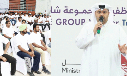 അ​ധി​കൃ​ത​ർ ക്ലാ​സ് എ​ടു​ക്കു​ന്നു