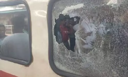 ഡിവിഷണൽ റെയിൽവേ മാനേജർ സഞ്ചരിച്ച പ്രത്യേക ട്രെയിനുനേർക്ക് കല്ലേറ്