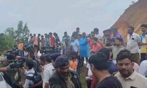 മലയാളി രക്ഷാപ്രവർത്തകർ തിരിച്ചുപോകണം; അരമണിക്കൂറിനകം മടങ്ങിയില്ലെങ്കിൽ ലാത്തി വീശുമെന്ന് കർണാടക പൊലീസ്