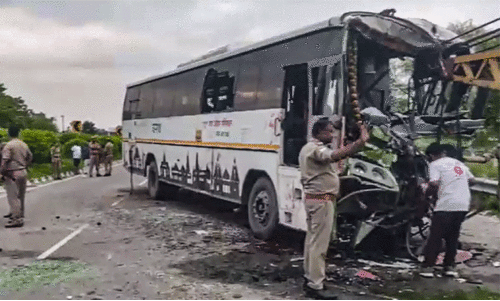 ഡൽഹി-ബറേലി ഹൈവേയിൽ ബസ് കൂട്ടിയിടിച്ച് 3 മരണം, 49 പേർക്ക് പരുക്ക് ഡൽഹി-ബറേലി ഹൈവേയിൽ ബസ് കൂട്ടിയിടിച്ച് 3 മരണം, 49 പേർക്ക് പരുക്ക്