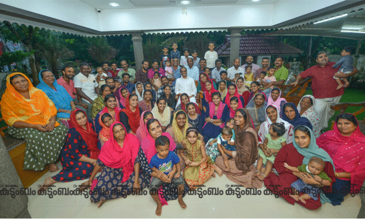 രക്തബന്ധമുള്ളവരും അല്ലാത്തവരുമായ 85 പേർ ഒന്നിച്ച് താമസിക്കുന്ന കൂട്ടുകുടുംബം. ഈ വീട്ടിലുള്ളവർക്ക് ഏതുദൈവത്തോട് വേണമെങ്കിലും പ്രാർഥിക്കാം