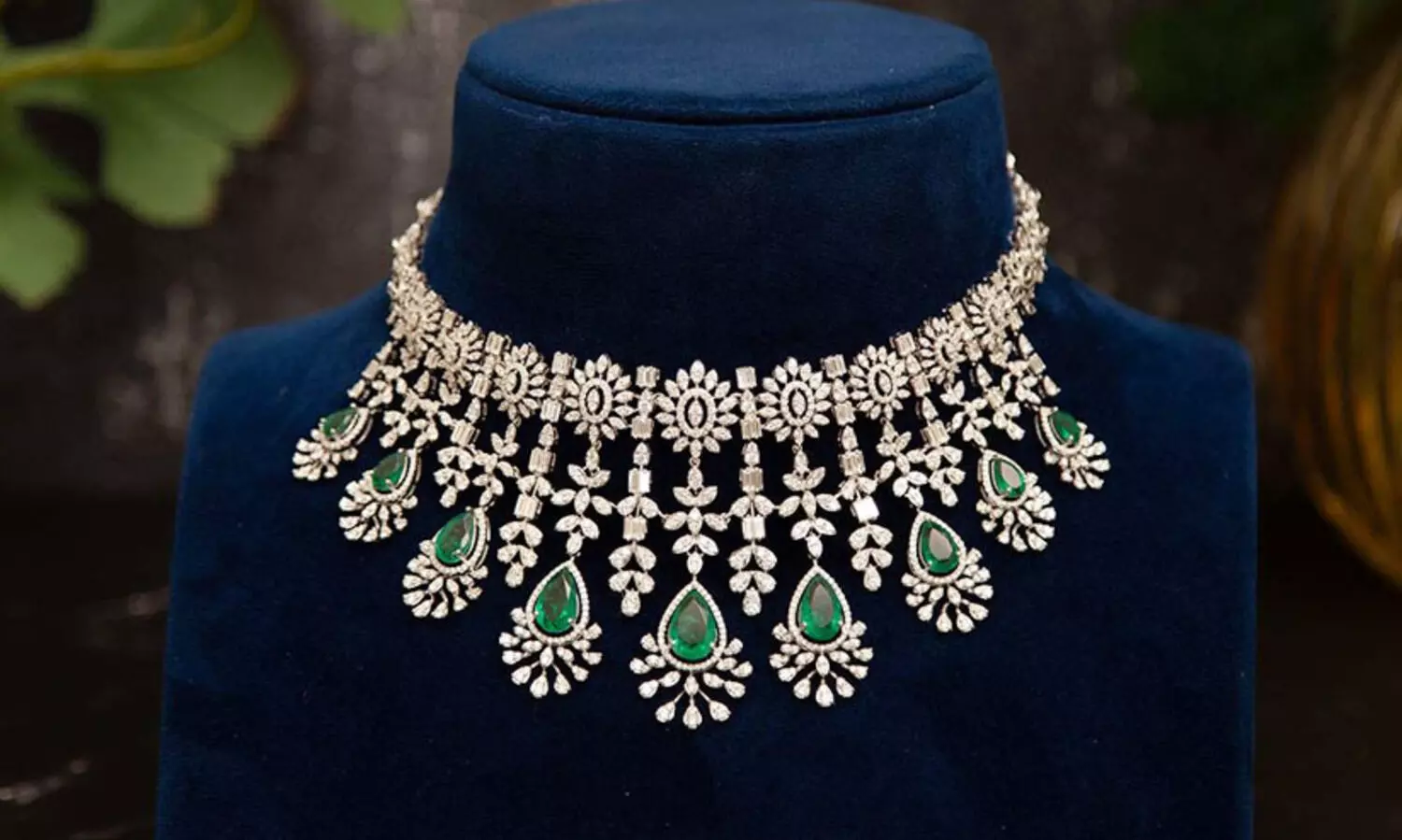 അഞ്ച് ലക്ഷം രൂപയുടെ ഡയമണ്ട് നെക്ലേസ് വലിച്ചെറിഞ്ഞത് ചവറ്റുകുട്ടയിലേക്ക്