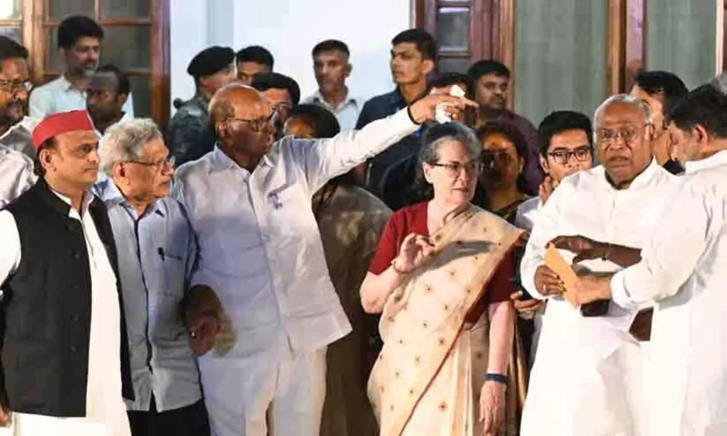 രാഹുൽ ഗാന്ധിയുടെ ആശയങ്ങൾ കോപ്പിയടിച്ചു; നിർമല സീതാരാമൻ കോൺഗ്രസ് മാനിഫെസ്​റ്റോ വായിച്ചിട്ടുണ്ടെന്ന് തെളിഞ്ഞു -കേന്ദ്ര ബജറ്റിനെ കുറിച്ച് ഇൻഡ്യ സഖ്യം