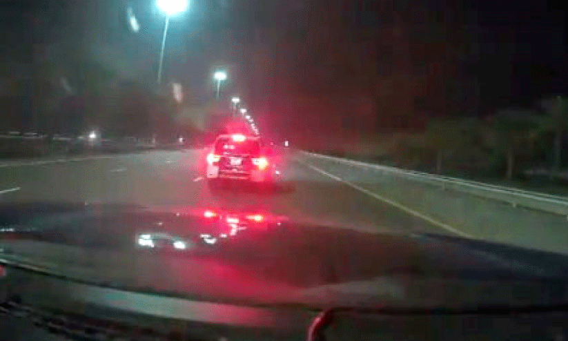 വാ​ഹ​നം പൊ​ലീ​സ്​ നി​യ​ന്ത്രി​ക്കു​ന്നു