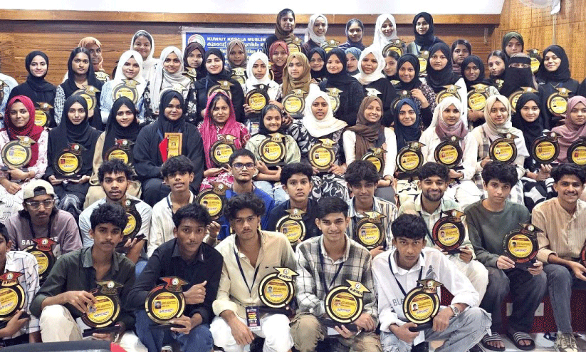 അവാർഡുമായി കുട്ടികൾ അവാർഡുമായി കുട്ടികൾ