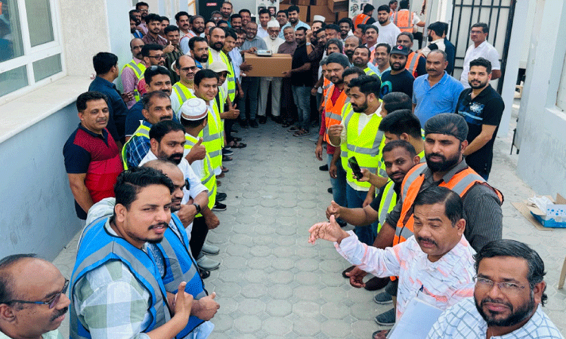 ഭ​ക്ഷ​ണ​പ്പൊ​തി വി​ത​ര​ണം ചെ​യ്യു​ന്നു