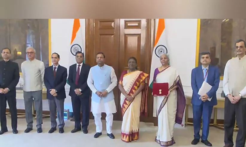 ധനമന്ത്രി രാഷ്ട്രപതിക്കൊപ്പം ധനമന്ത്രി രാഷ്ട്രപതിക്കൊപ്പം